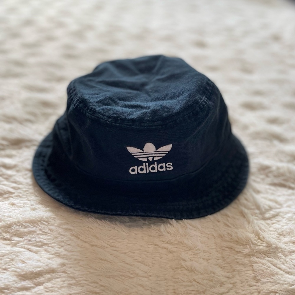 ADIDAS BUCKET HAT